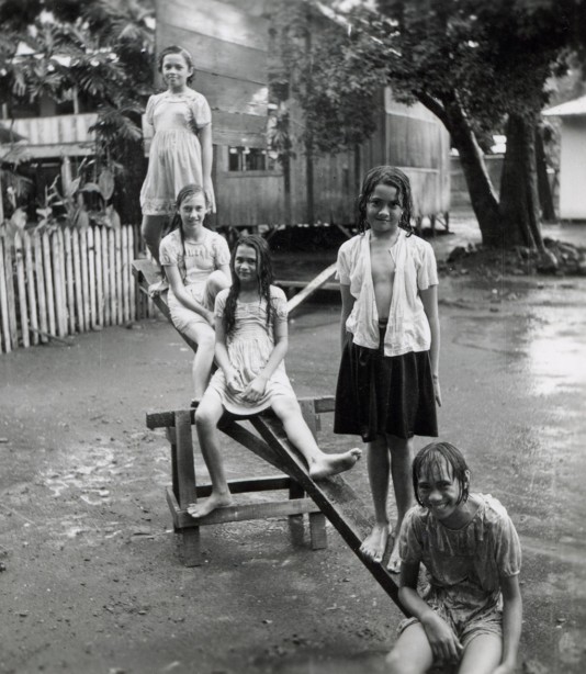 récréation sous la pluie à l'école-filles à Papeete- 1952.
