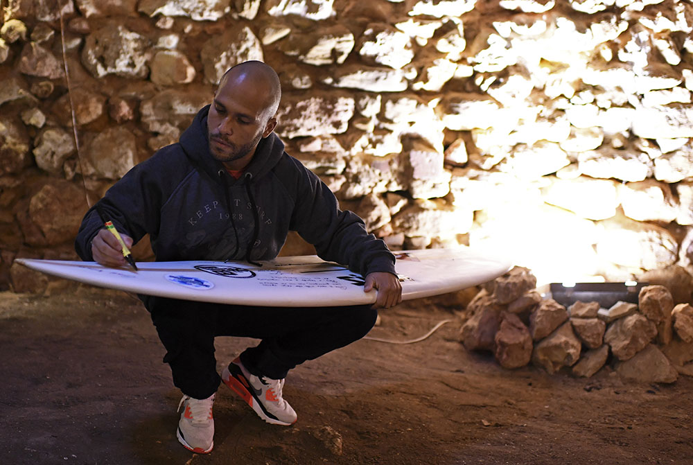 Sauvé de la drogue par le surf, il défie les vagues géantes de Nazaré