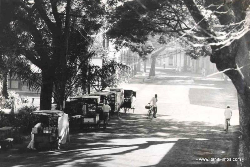 Les premières roulottes chinoises, rue du commerce à Papeete en 1932.