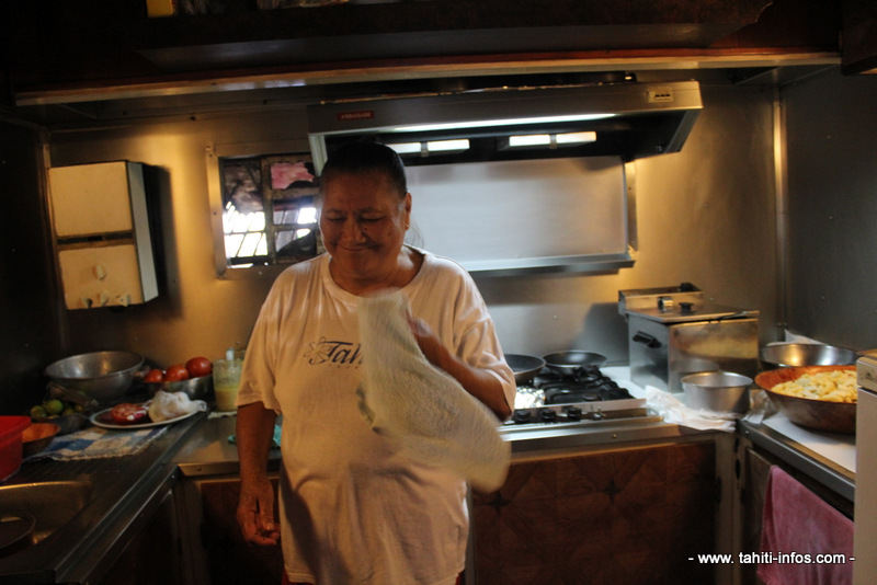 Mamie Tehinatauhiti, patronne de la roulotte Tiki Peue.