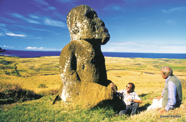 Un document précieux : l’archéologue chilien Claudio Cristino et l’apnéiste français Jacques Mayol (lors de son dernier voyage dans le Pacifique, peu avant son décès) au pied du “tiki”. Pour le scientifique, il ne fait guère de doute que la statue est postérieure aux grands moai. A gauche, en bord de mer, on distingue l’alignement de moai de l’ahu Tongariki, restauré par ce même Claudio Cristino.
