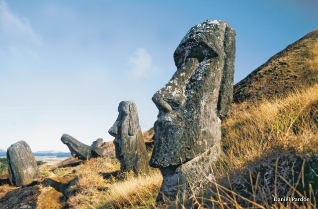 On comprend très bien que le moai Tuturi n’a pas grand-chose à voir avec les moai de la carrière, dont le design typique de Rapa Nui avait atteint un très haut degré de sophistication. Le tiki, quant à lui, semble avoir été réalisé en peu de temps et par des personnes extérieures à l’île de Pâques.