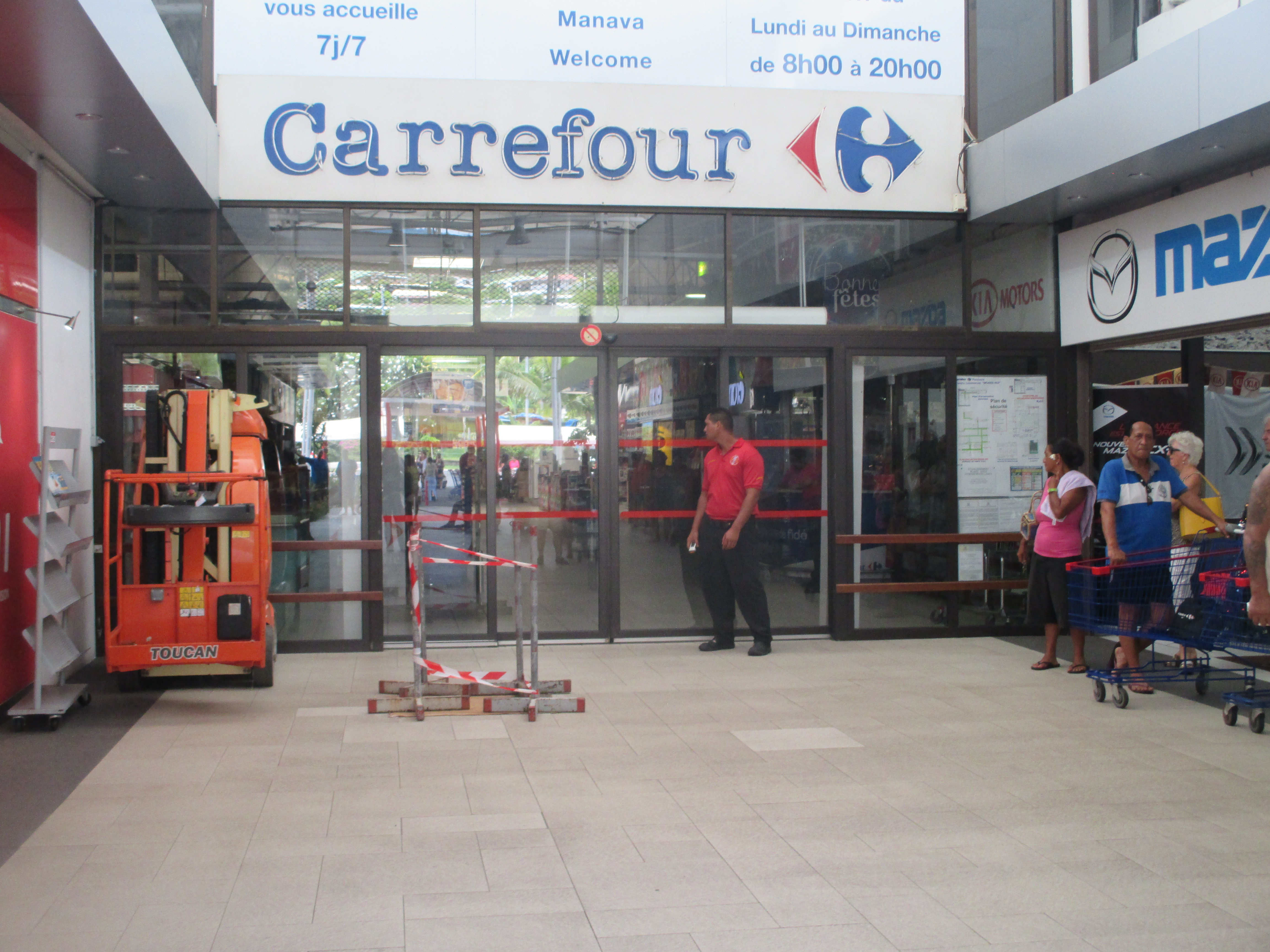 Punaauia : coupure de courant à Carrefour, les clients évacués