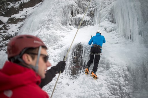 Dans le Doubs, une station de ski se dote d'une cascade de glace artificielle