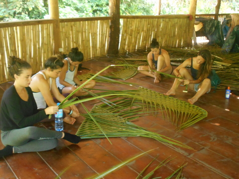 Durant leur séjour, ces étudiants américains ont pu apprendre à tresser les palmes de cocotier.