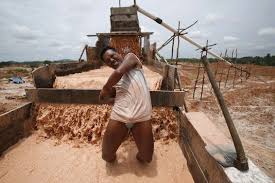 En Indonésie, ils risquent leur vie pour l'étain des smartphones