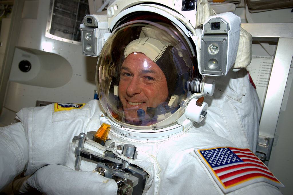 Première sortie dans l'espace pour l'astronaute français Thomas Pesquet