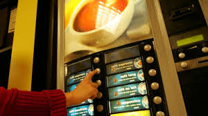 Un film pédopornographique sur l'écran vidéo d'une machine à café