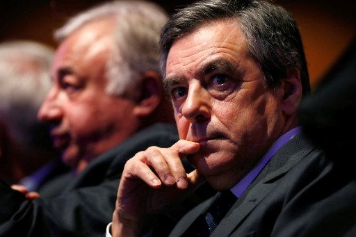 Fillon, officiellement investi, appelle son parti à la "discipline"