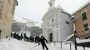 Un homme skie dans la ville de Corte en Corse, le 17 janvier 2017.