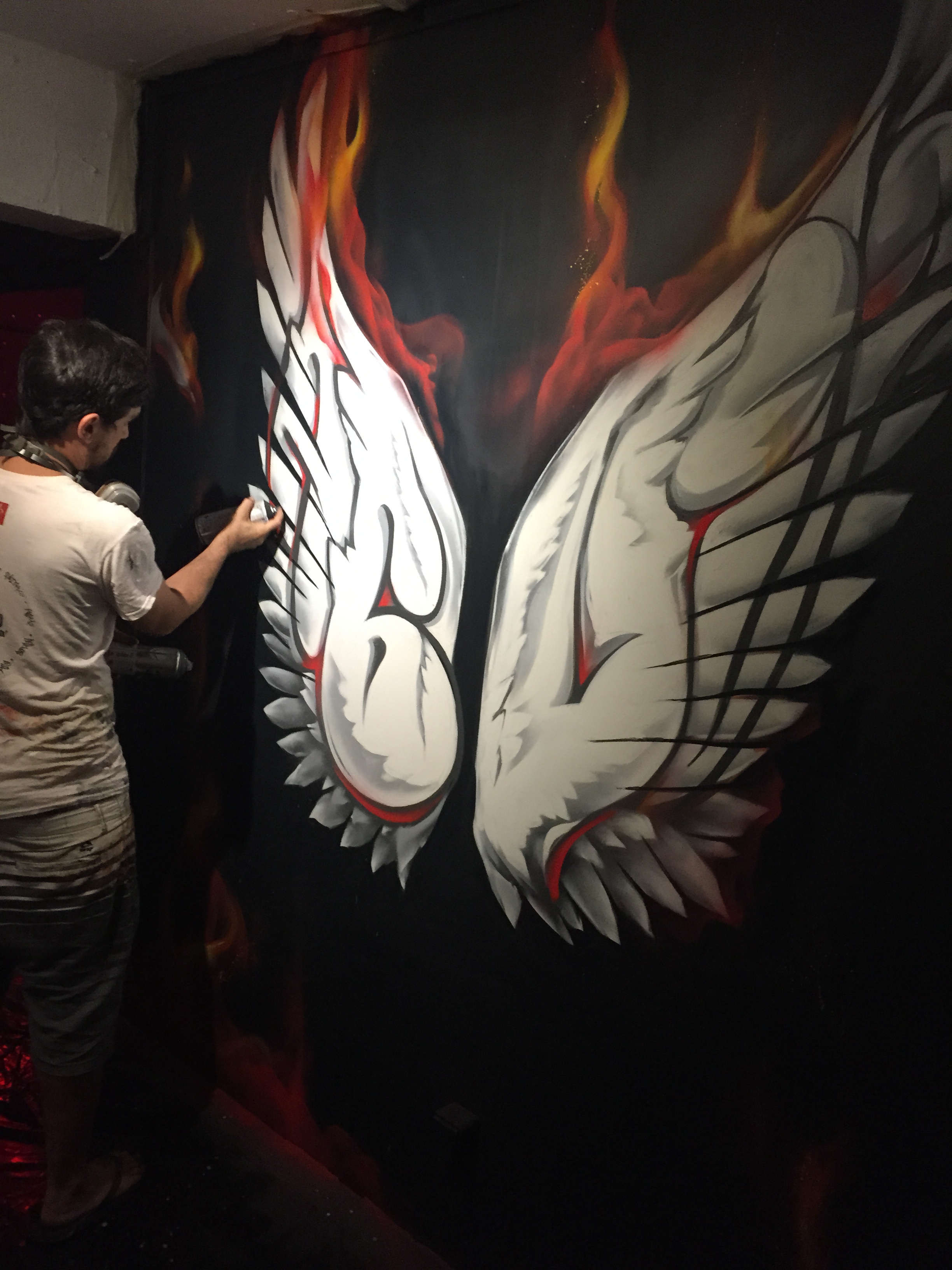 Le graffeur de Tahiti Abuz, lors de sa performance au Musée du Street Art de Tahiti. (Crédit photo : Joz/Ono'u)