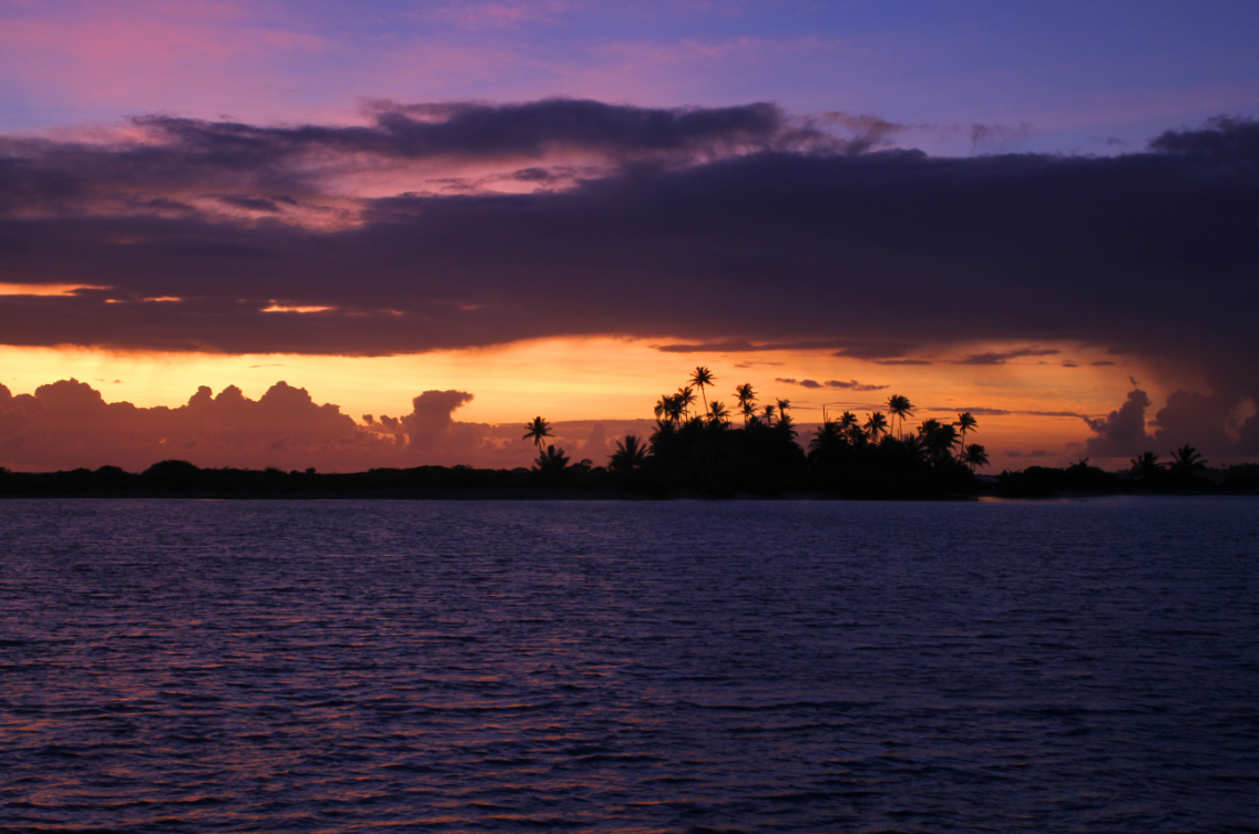 Carte postale incontournable, celle d’un coucher de soleil à Tahaena. Vous êtes seuls sur le lagon…