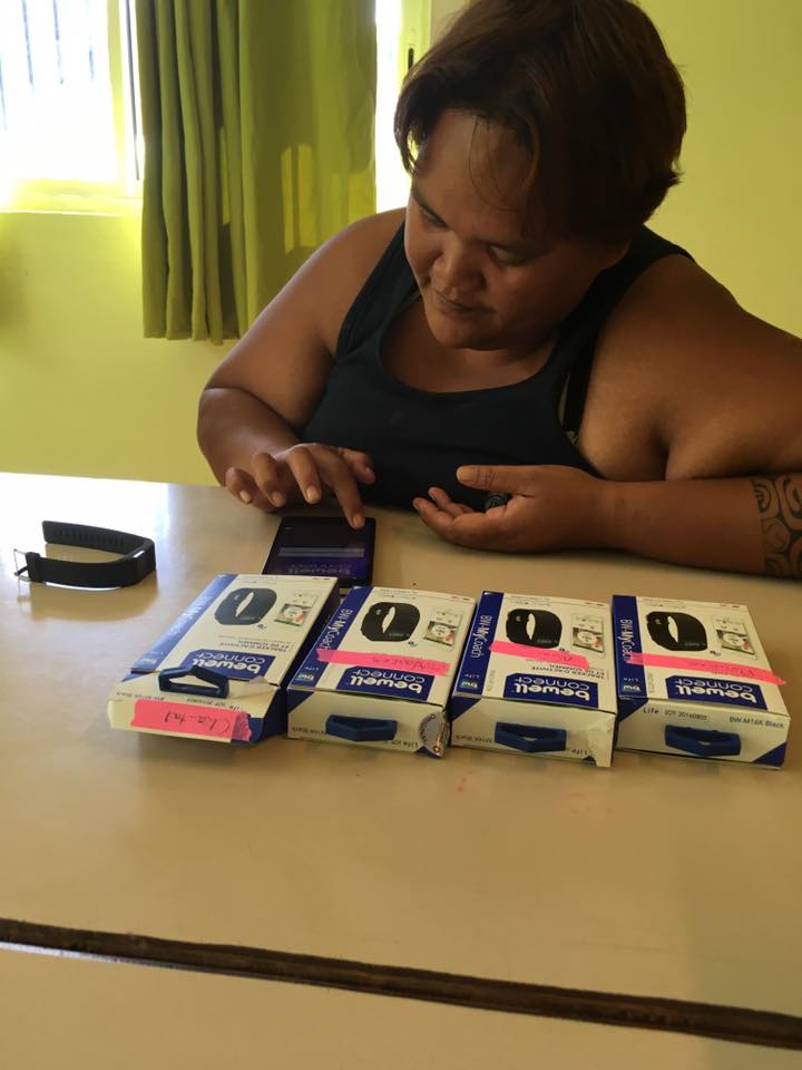 Les bénévoles ou les proches plus "connectés" des participantes s'occupent de configurer les trackers et de relever les scores des participantes, en toute bonne humeur