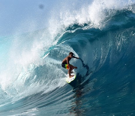 Kauli surfe déjà Teahupo'o
