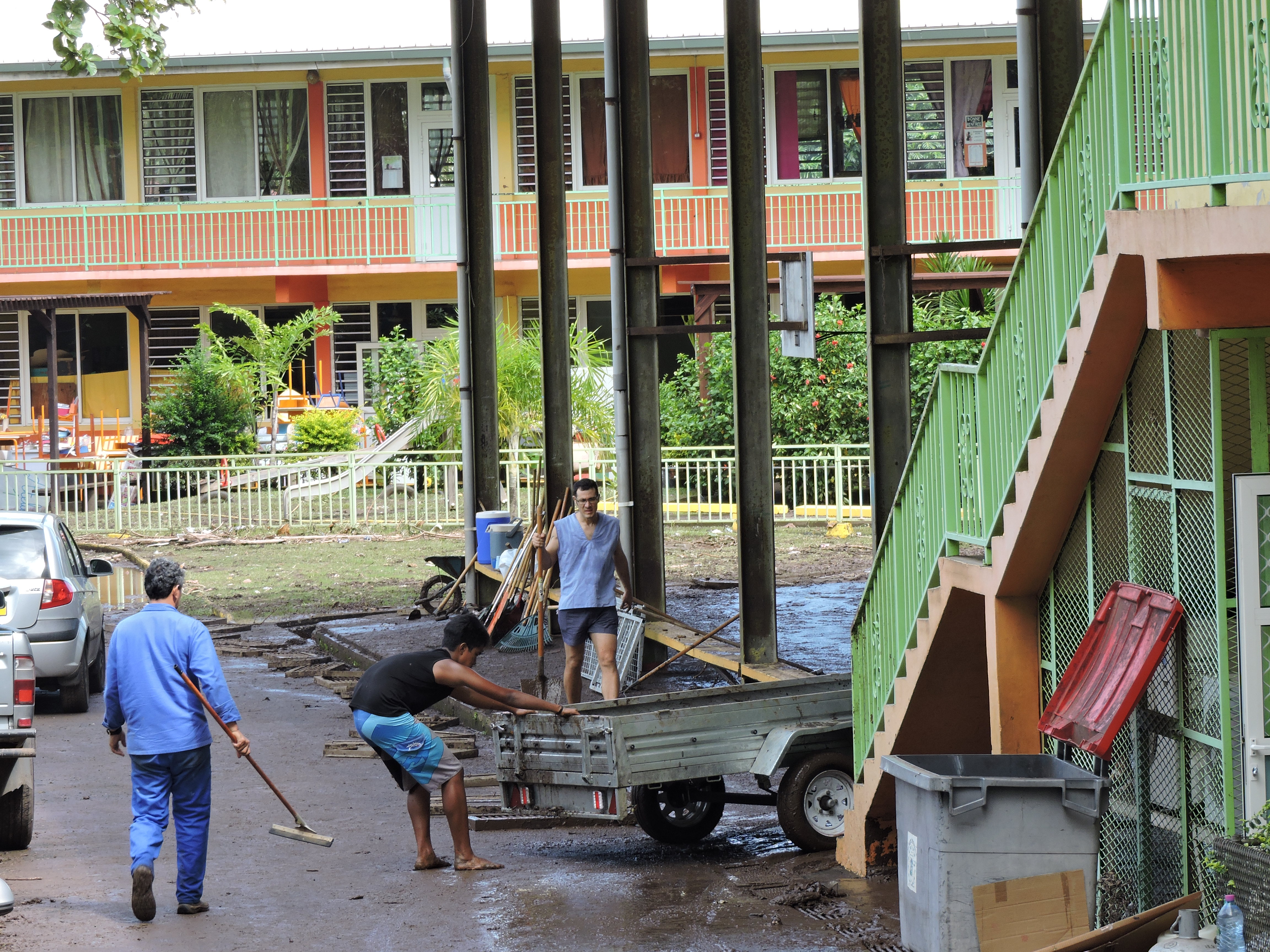 Les opérations de nettoyage, lundi matin à l'école Fariimata, durement touchées par la crue de la rivière Papeava ce week-end. L'école ne sera pas en mesure d'accueillir ses élèves avant jeudi matin.