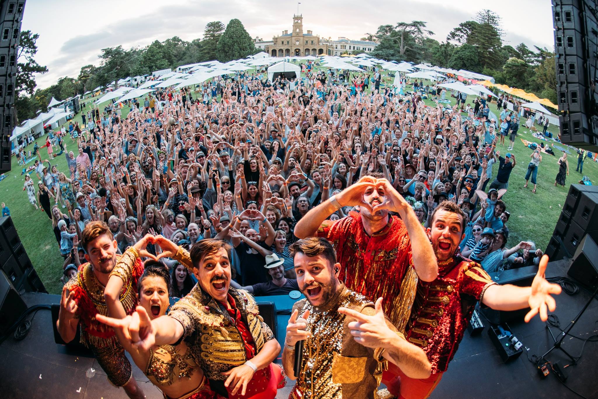 Deux concerts seront organisés à Tahiti et Moorea, de quoi satisfaire tous les moustachus et les autres !