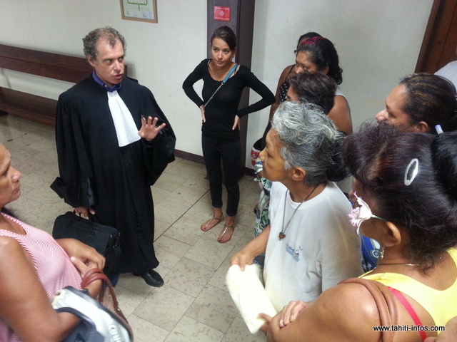 Me Gilles Jourdainne, avocat de l'automobiliste, explique la décision du tribunal aux proches du prévenu.