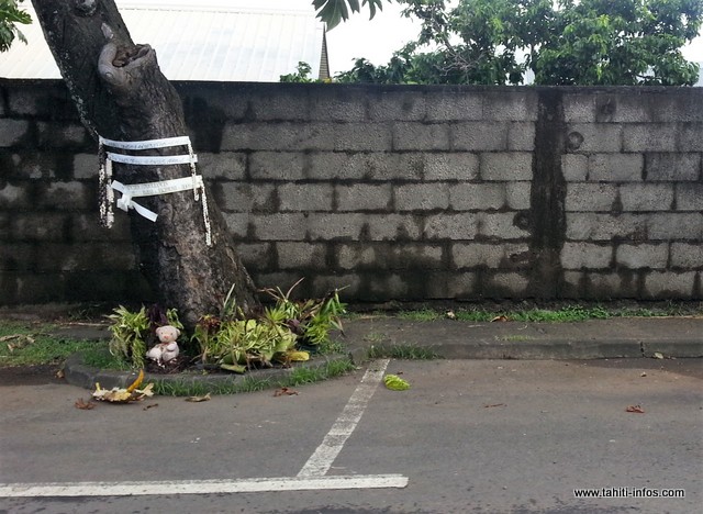 La mère de la petite victime était toujours inconsolable ce lundi à l'audience. Trois semaines après le drame, les proches n'oublient pas. Une peluche est posée sur les lieux de l'accident.