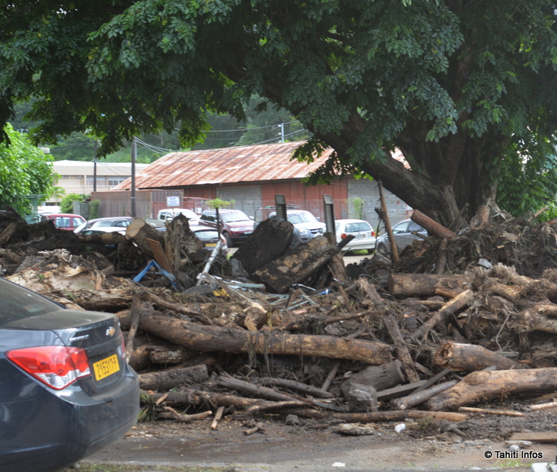 Les déchets abandonnés par les flots déchainés sont entreposés où il y a de la place, en attendant des lieux de stockage plus appropriés.