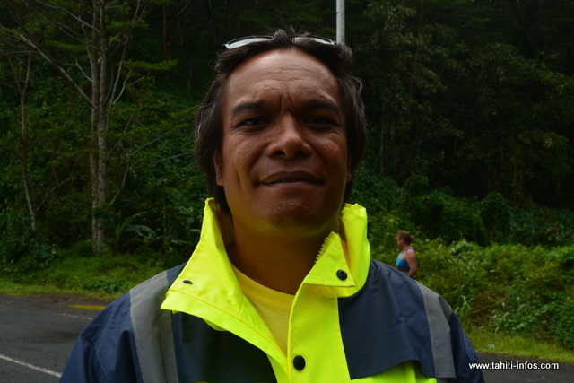 "Hier (dimanche NDLR), je me suis chargé de faire circuler les camions. nous avons terminé vers 4 heures du matin. Ce lundi matin, on nous a appelés vers 9h pour une autre intervention, c'est vrai que je suis fatigué mais c'est comme ça, c'est le travail", explique Beno, 37 ans.
