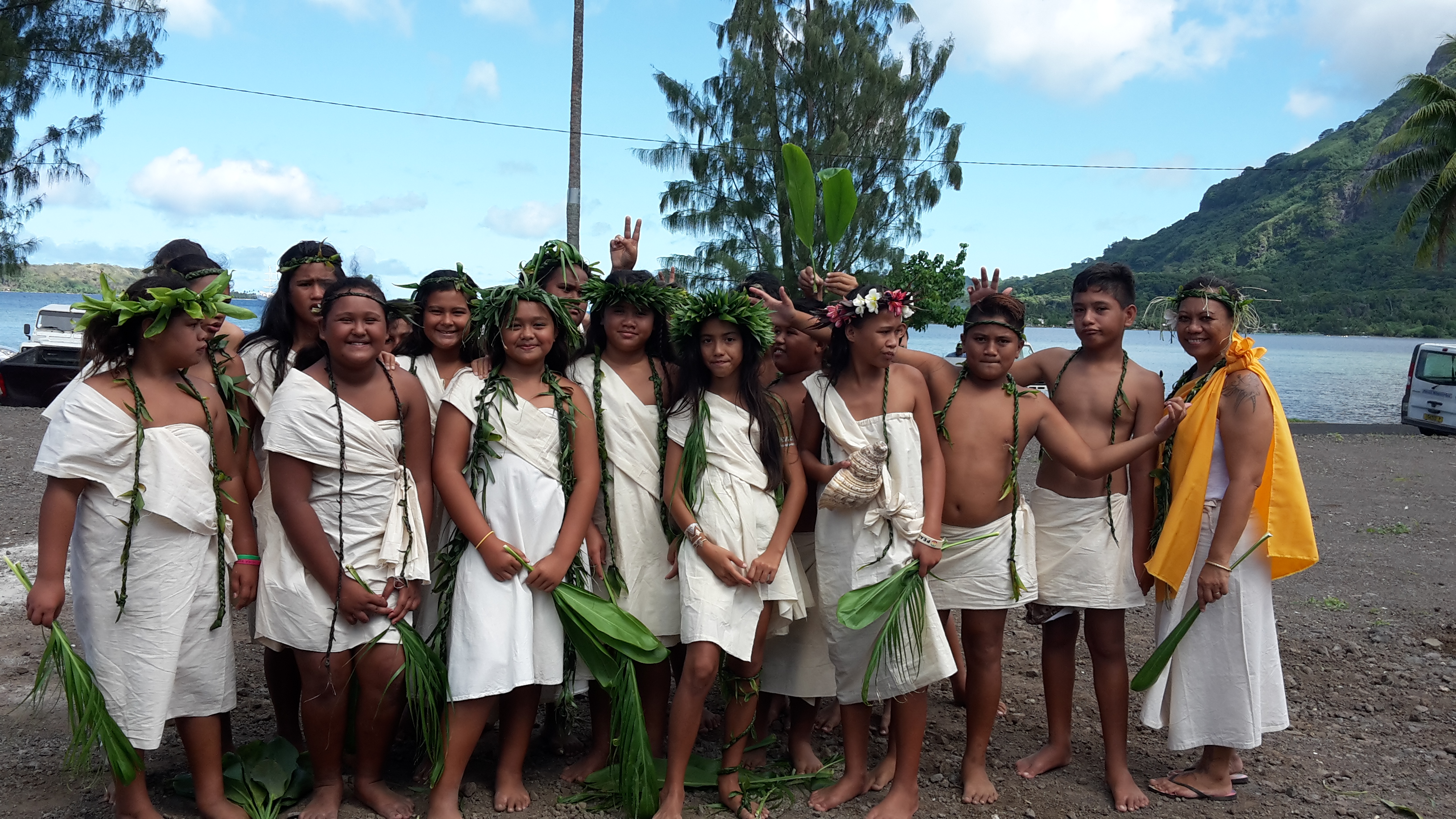 La 6e 2 patrimoine accueille le gouvernement par une cérémonie ancestrale lors de la pose de la première pierre du nouveau collège en novembre 2015.
