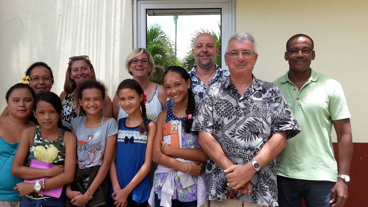 Une partie du comité de pilotage éco-école. En haut de gauche à droite: Tehani Maueau (correspondante éco-école), Geneviève Lux, la principale-adjointe, Isabelle Karin, la CPE, l'infirmier Emmanuel Boquet, Jocelyn Rangassamy, intendant. En bas de gauche à droite : Heilanie, Ludyvines, Heirava, Shou Yeen, Raihani et le principal Pierre Michel.