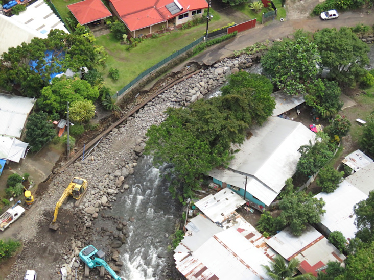 La route de Ahonu, à Mahina, arrachée sur plusieurs dizaines de mètres lors de la crue de dimanche dernier. (Photo : Haut-commissariat)