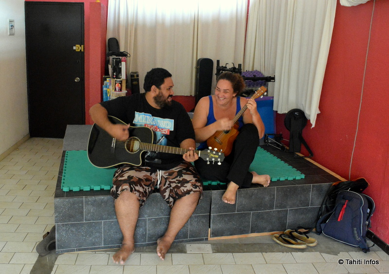 Taloo (à droite) et Mato (à gauche) dans leur école de Taunoa. La grande salle se prête à l'organisation de nombreuses activités. Prochaine prévue : School of rock !