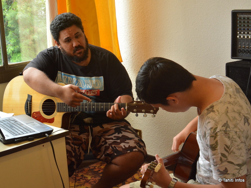 Mato en train de guider un élève pour l'apprentissage d'un nouveau rythme de frappe. Jouer des Mi mineur en boucle devient beaucoup plus attrayant quand un musicien professionnel cale un solo d'enfer dessus…