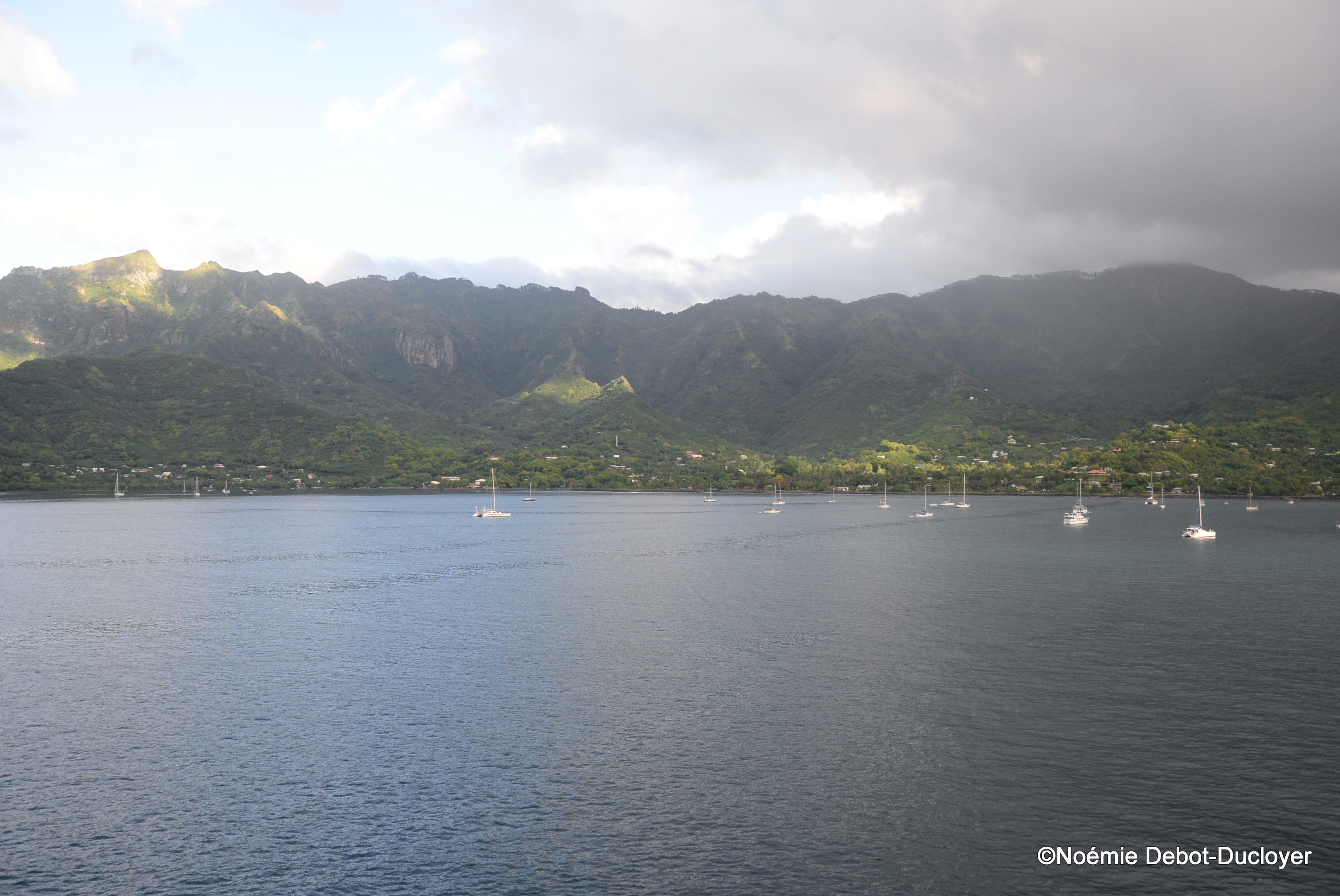 Nuku Hiva, chef-lieu des îles Marquises, compte 2 967 habitants répartis en plusieurs villages en dehors de Taiohae.
