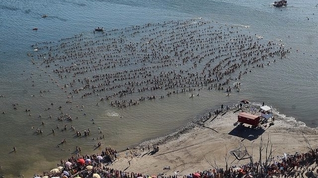 Argentine: près de 2.000 personnes flottent simultanément pour battre un record