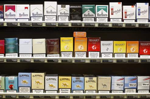 Tabac: le gouvernement poursuit son offensive anti-marketing et interdit certaines marques