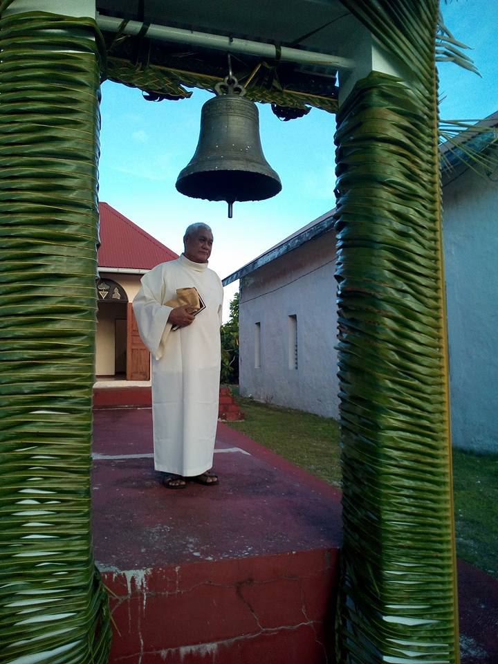 La bénédiction de la cloche par le diacre