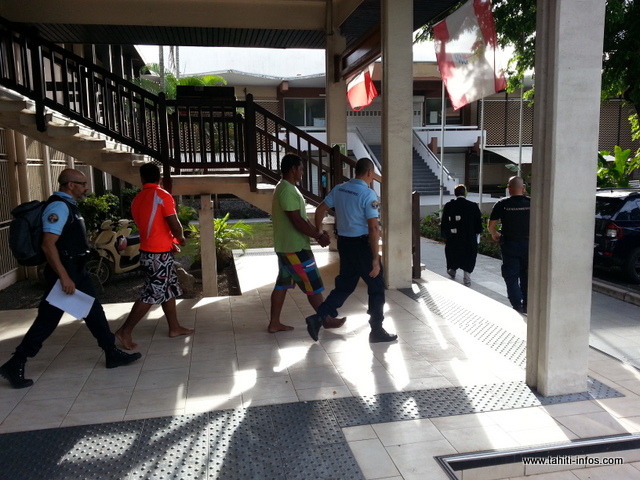 Le tribunal a ordonné le mandat de dépôt pour la partie ferme de la peine prononcée hier contre les deux frères.