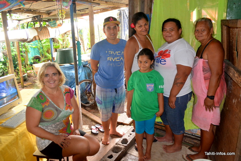Laetitia Le Bars, fondatrice de l'association Econet Pacific, avec une des 60 familles de Faa'a qui a reçu un ordinateur en 2015.