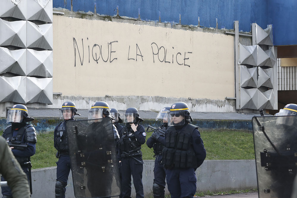 Aulnay-sous-Bois : troisième nuit d'incidents, Hollande tente d'apaiser les esprits