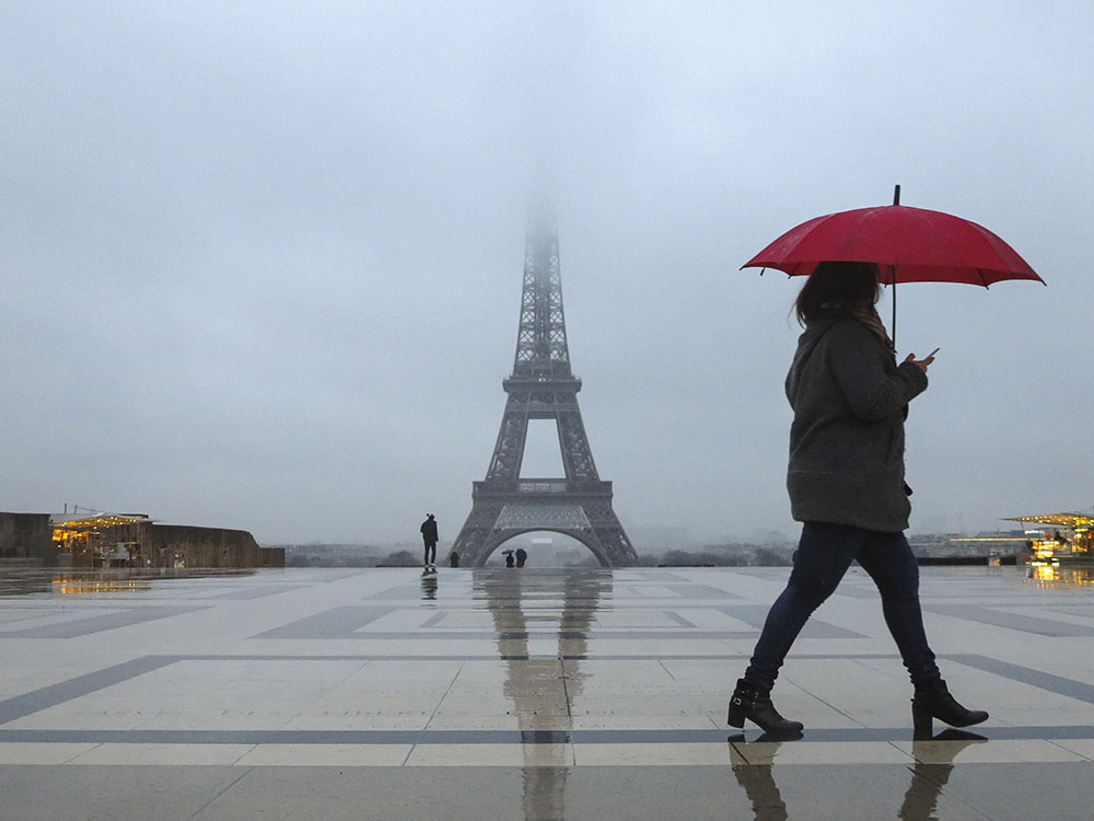 Sécurité : la tour Eiffel protégée par un mur de verre pare-balles
