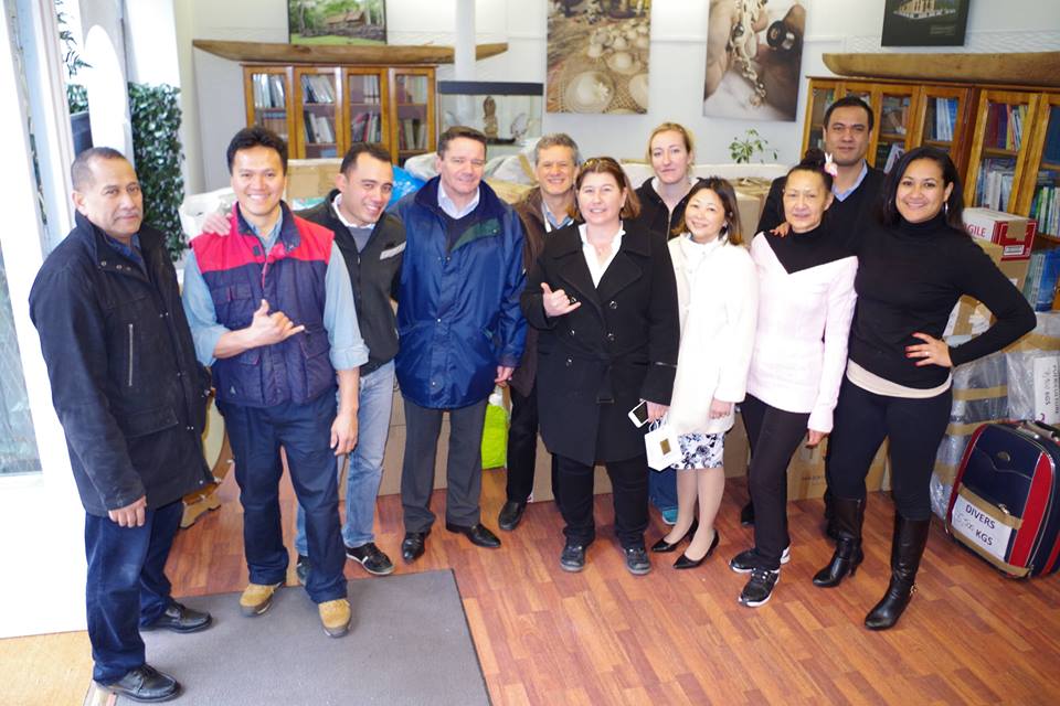 Jeudi, trois militaires de la base aérienne d’Avord, près de Bourges, sont venus déposer une cinquantaine de colis. Photos : Délégation de la Polynésie française.