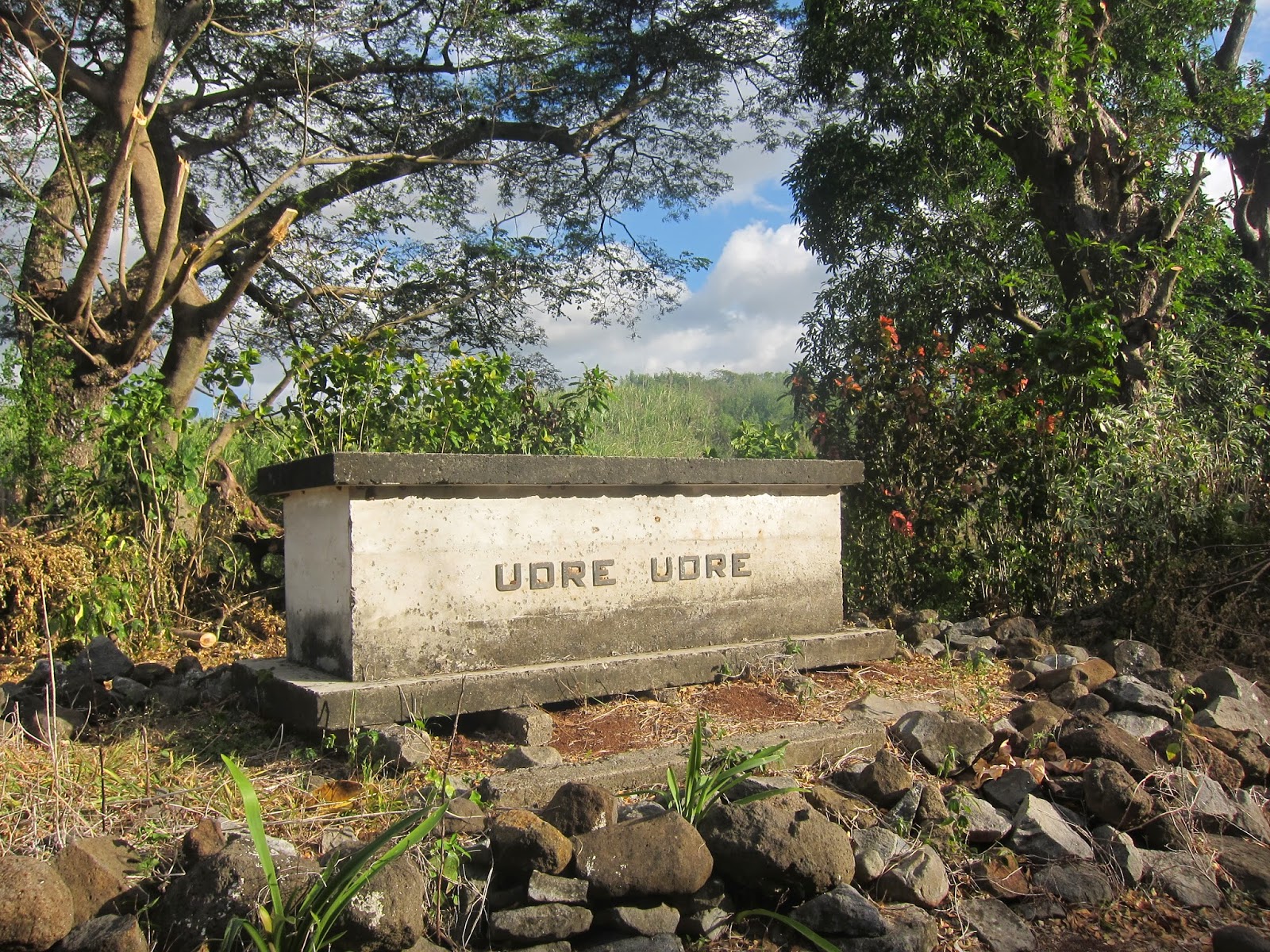Autour de la tombe de Udre Udre ont été placées, en cercle, les pierres qui rappellent que pour chaque caillou, une victime humaine a été sacrifiée à l’appétit de l’anthropophage le plus célèbre des îles Fidji.