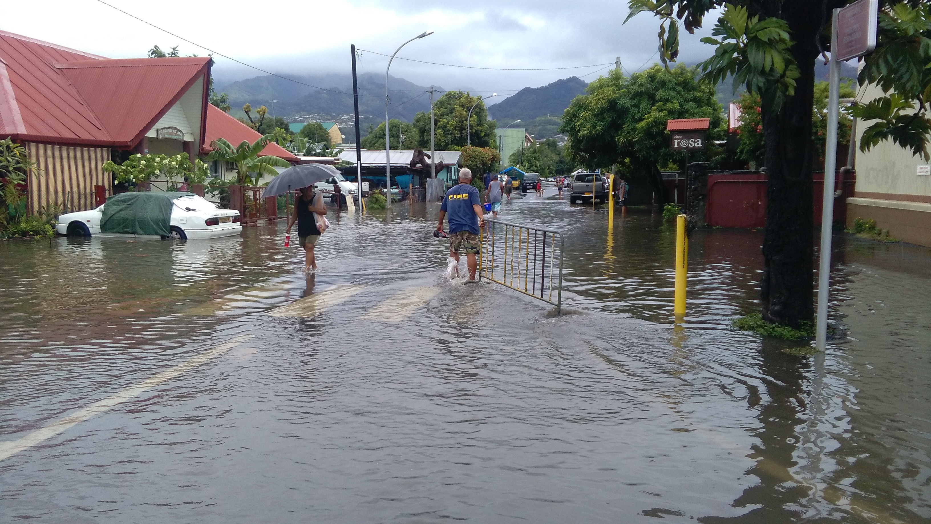 Le quartier de Taunoa inondé après la crue de la Papeava, vendredi matin, à Papeete.