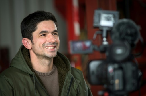 Le jeune agriculteur d'Indre-et-Loire David Forge emmène chaque semaine sur internet des milliers de fans à la découverte de sa ferme de Saint-Senoch, le 17 février 2017 © AFP / GUILLAUME SOUVANT AFP