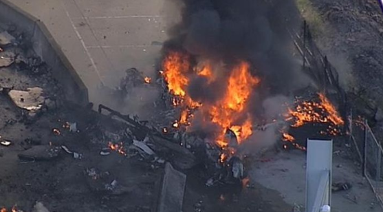 Un petit avion s'écrase sur un centre commercial à Melbourne: cinq morts