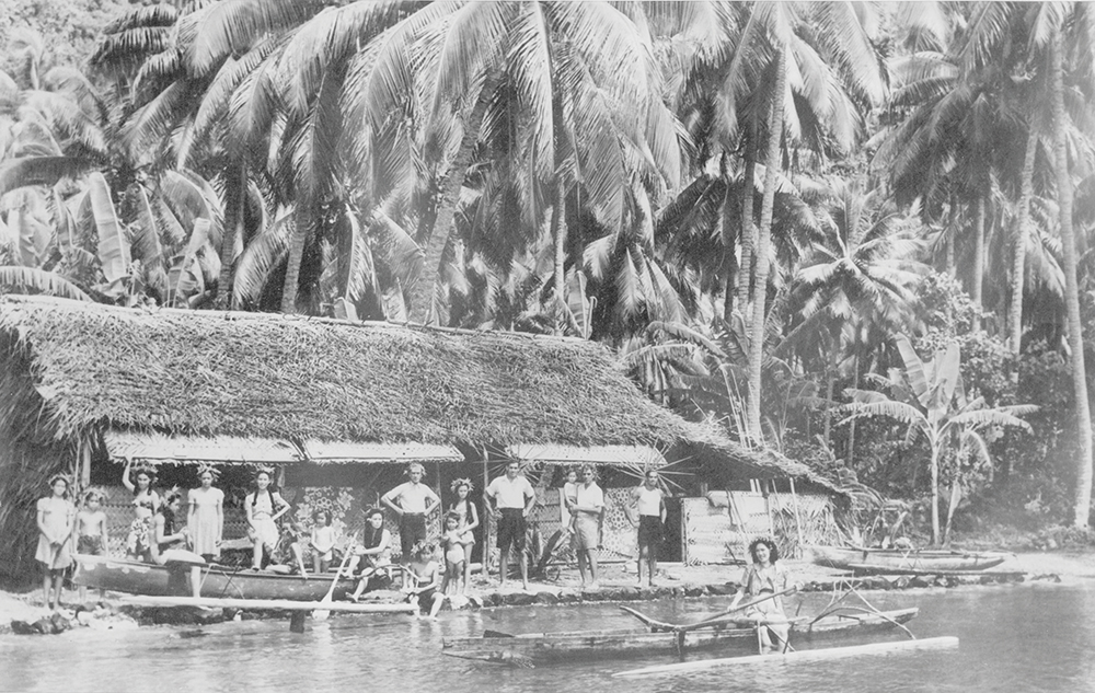 Cette photo a été prise devant la maison de vacances de la famille Rey au Fenua Aihere entre Tautira et Teahupoo en 1944.