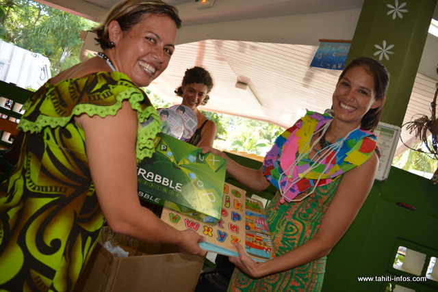 La Polynésienne des eaux a également offert des jeux de société ou des puzzles à l'école.