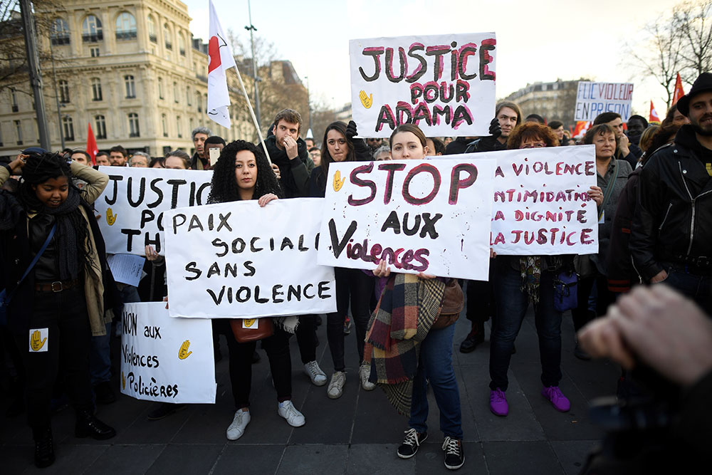 Heurts lors d'un rassemblement contre les violences policières à Paris, des lycées bloqués