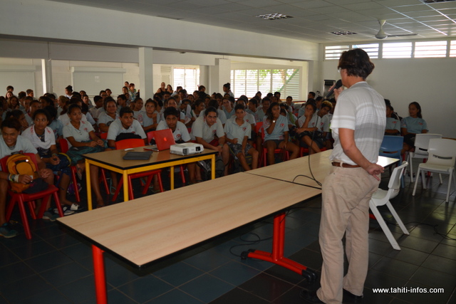 Pour répondre aux interrogations des élèves, Jacques Navarro et Jean-Christophe Teva Shigetomi, auteur du livre sur les "Tamari'i volontaires" étaient présents.