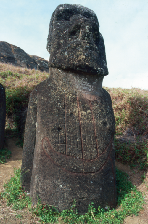 Ce moai est intéressant ; les Pascuans, tardivement, y ont gravé une silhouette de navire européen. Un “cargo cult” façon Rapa Nui ?