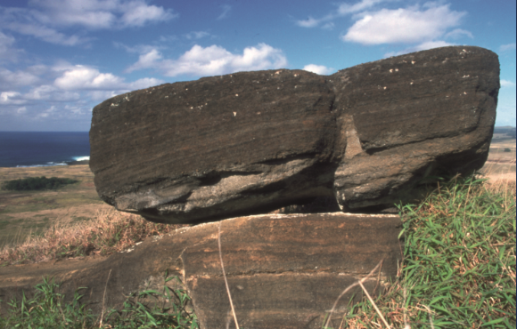 Une ébauche maladroite de moai, sculptée après le renversement des statues, à une époque plus récente (XVIII ou XIXe siècle, probablement).