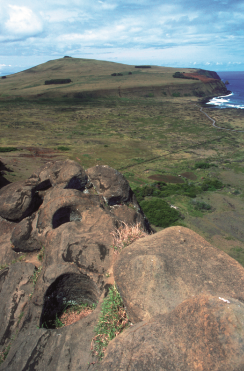 N’oubliez pas de vous rendre au sommet du Raro Raraku ; les Pascuans y ont creusé dans la roche de très étranges trous parfaitement ronds dont on ignore le véritable usage aujourd’hui encore. À l’arrière-plan, le Poike.