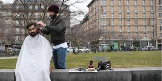 A Strasbourg, un coiffeur solidaire fait salon dans la rue pour les démunis